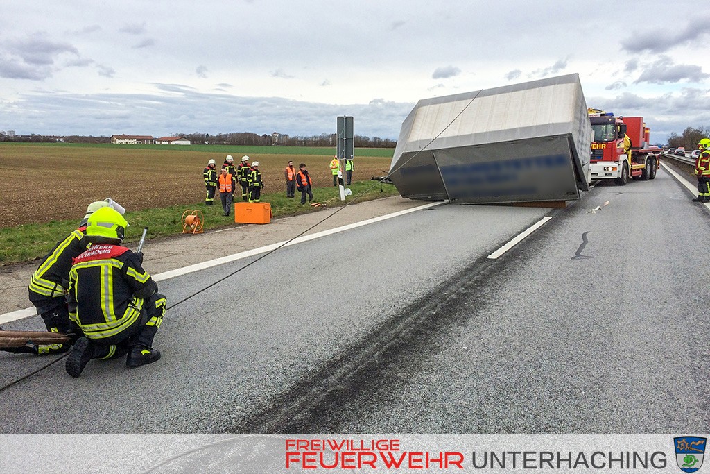 A8 - Umgestürzter Anhänger - Sturmtief Niklas