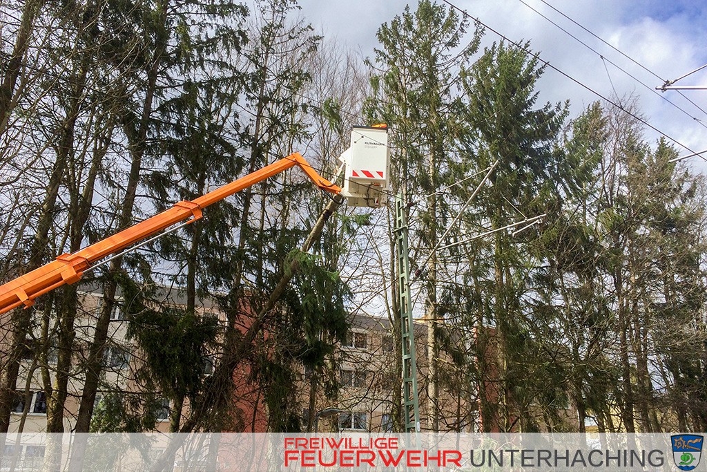 Baum in Oberleitung - Sturmtief Niklas