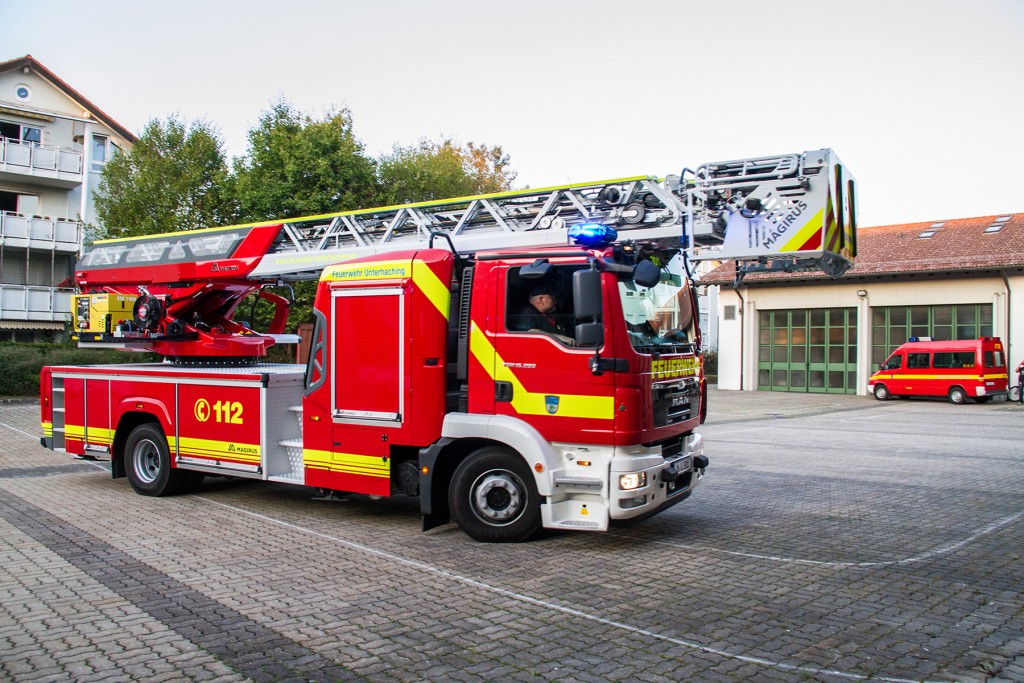 Ankunft der neuen Drehleiter am Gerätehaus.