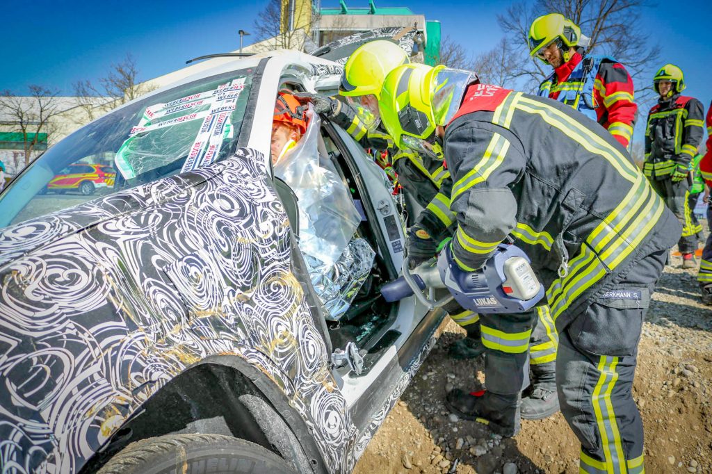 Gruppenübung zum Thema: Verkehrsunfall mit eingeklemmter Person